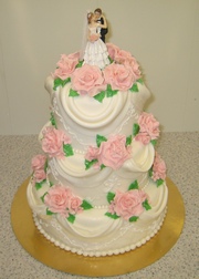 Трехъярусный белый свадебный торт
